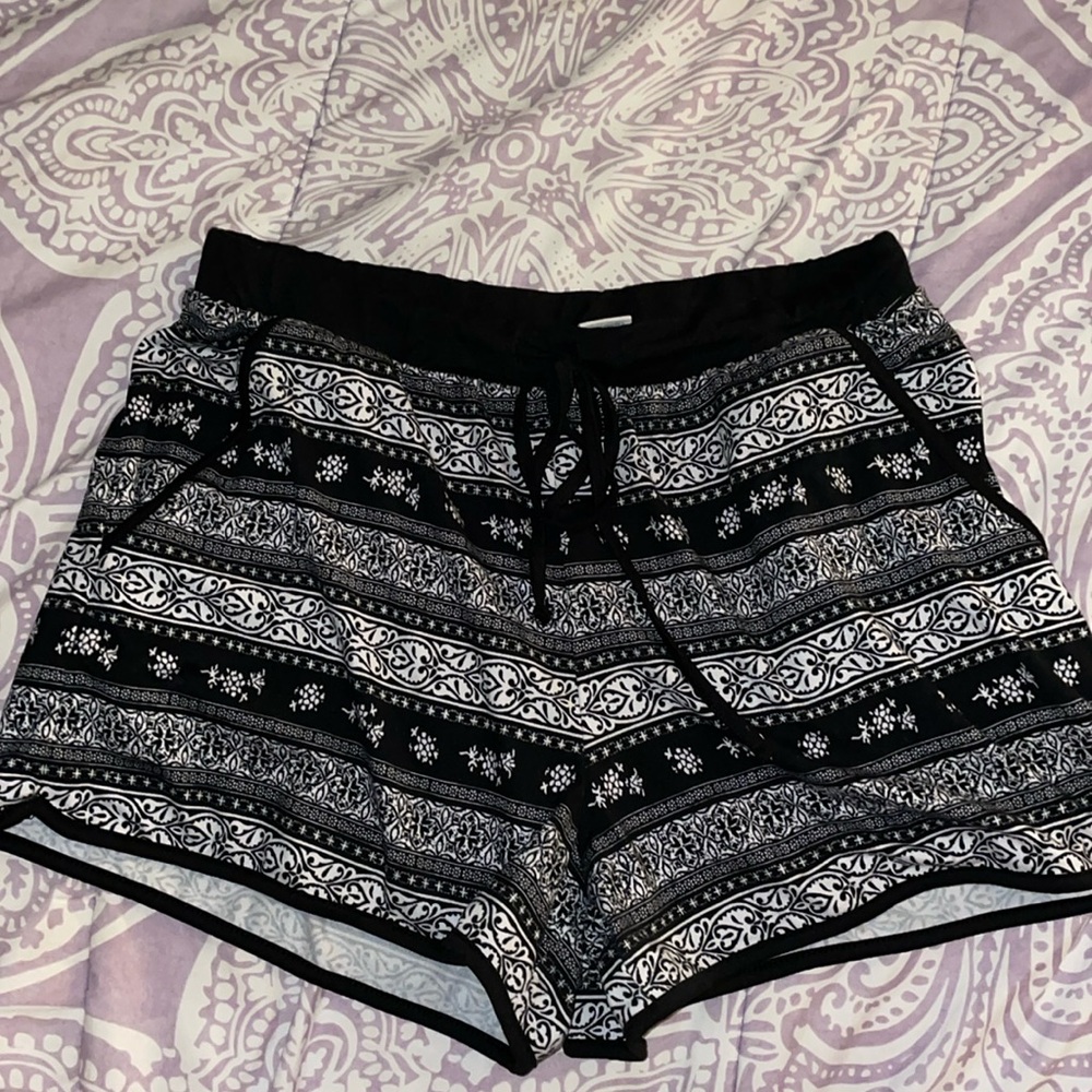 Women’s Mudd shorts, black, white, size M